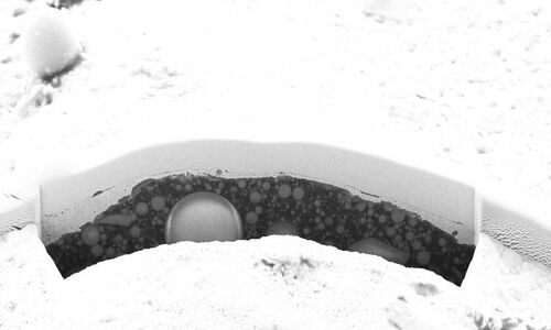 Tiefenanalyse eines Chips mittels FIB-SEM-Mikroskopie