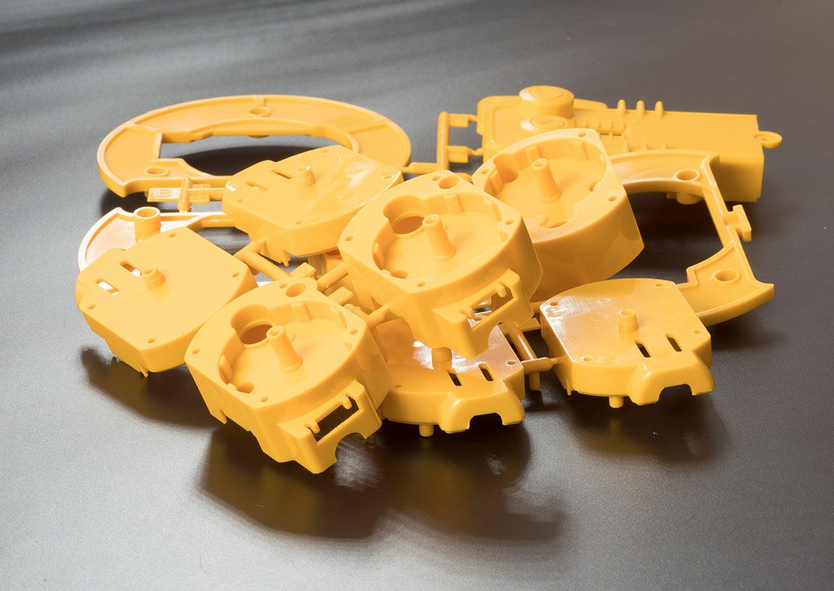 Examination of plastic components, e.g. from injection moulding