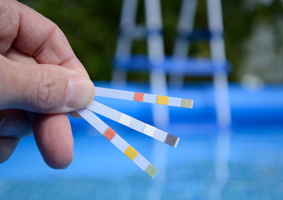 Teststreifen zur Analyse der Wasserqualität im Labor