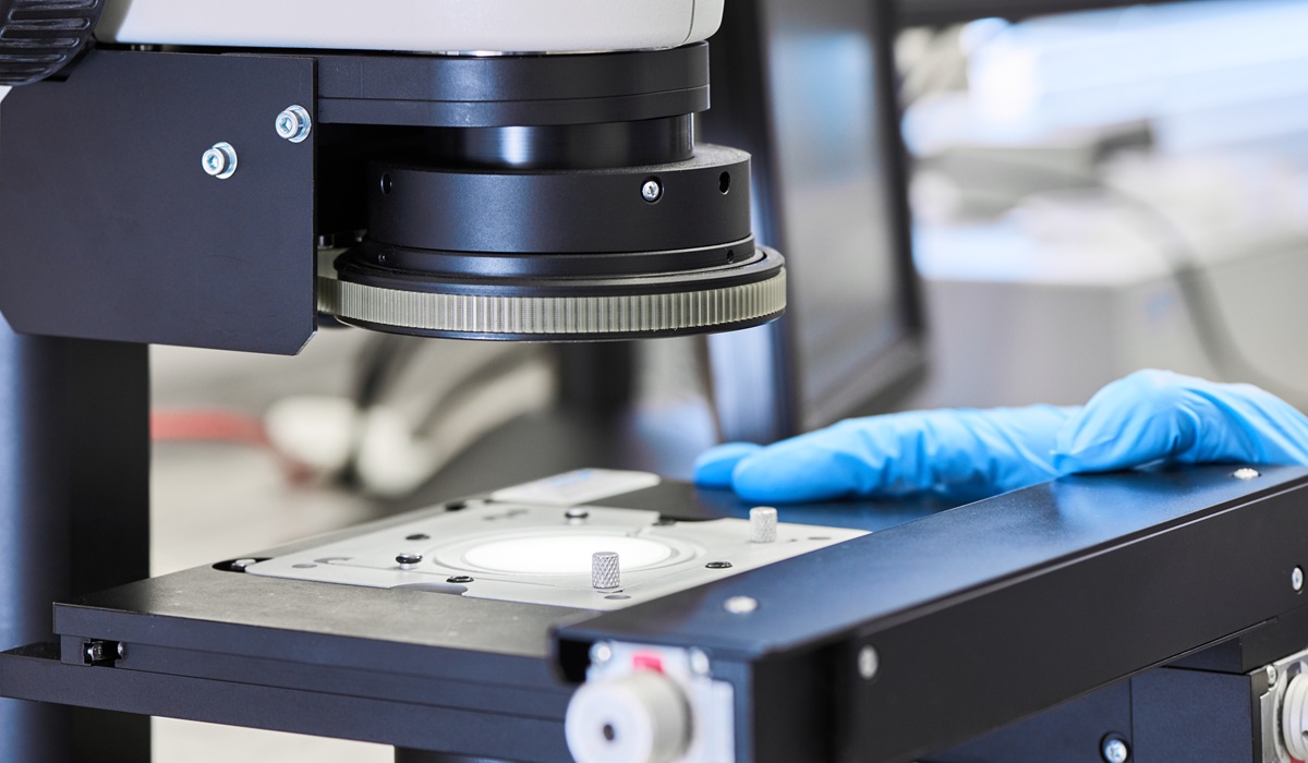 Reflected-Light Microscopy in a Cleanroom Environment