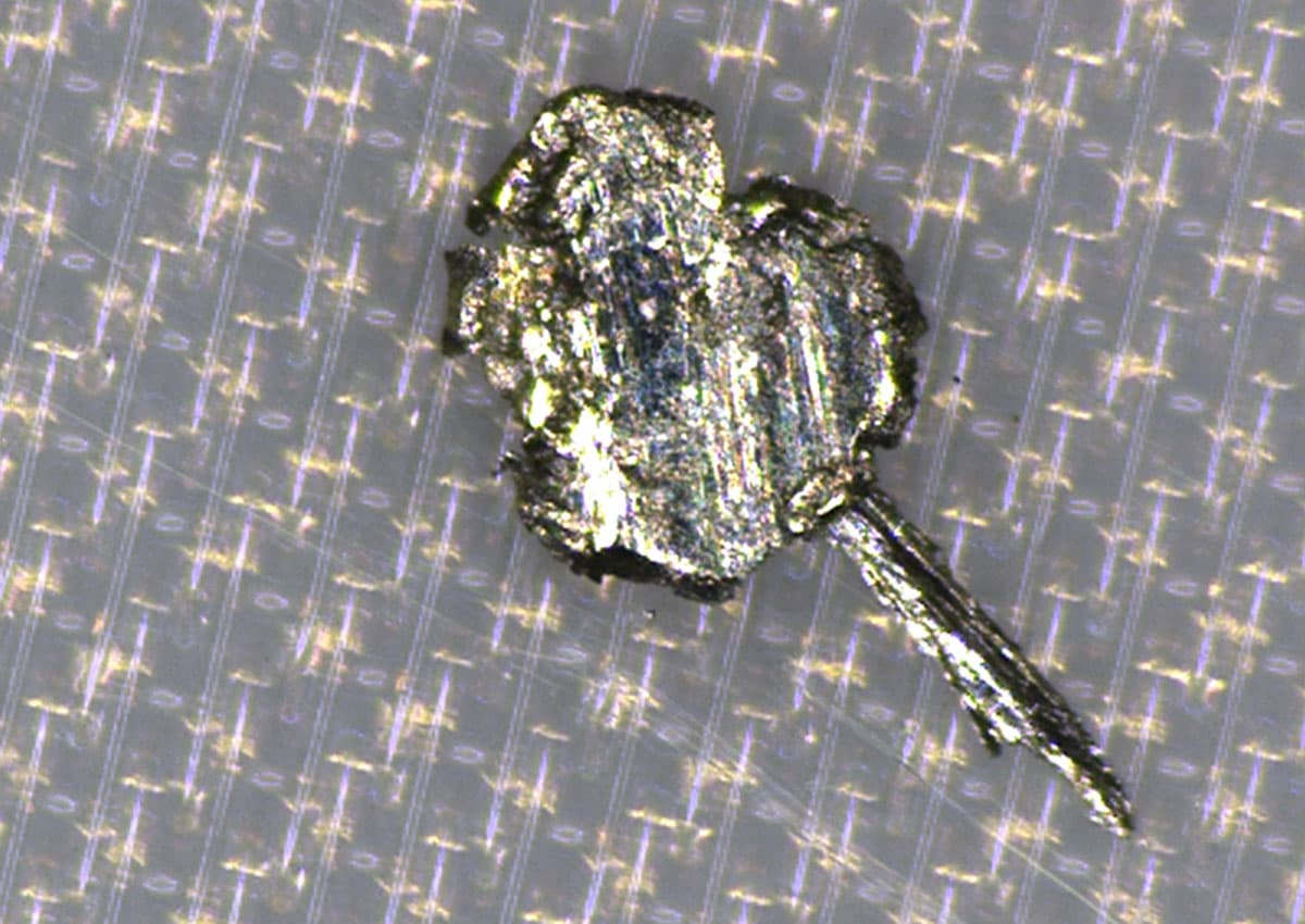 Metallischer Partikel auf Bauteiloberfläche