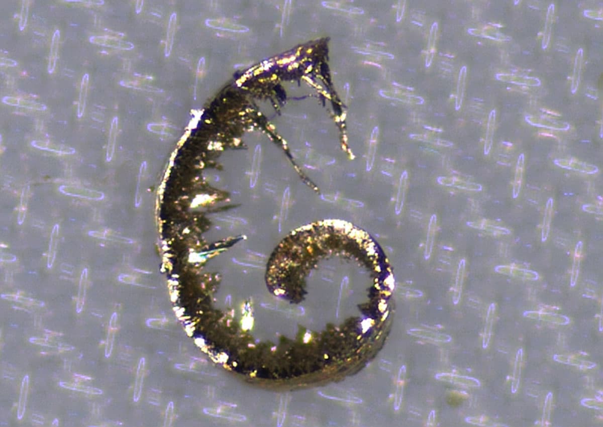 Metallischer Partikel auf Bauteiloberfläche