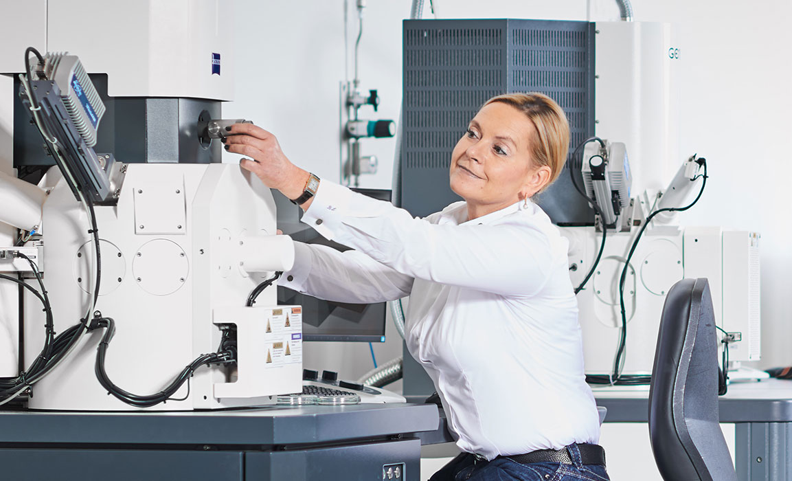 Schadensanalyse: Systematische Analyse von Bruchflächen, Risse, Verschleiß oder Materialdefekte